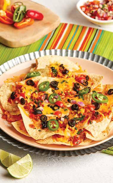 ZAPIEKANE NACHOS ZAPIEKANE NACHOS dla 4 osób 24 duże chipsy Tortilla Chips ½ szklanki musu z fasoli ½ szklanki chili 115 g amerykańskiego sera, pokrojonego w kostki ¼ szklanki sosu Salsa ½ szklanki