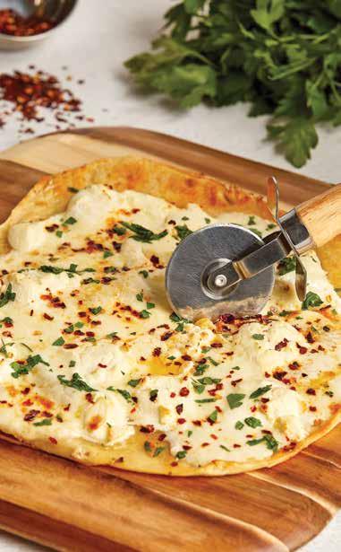 BIAŁA PIZZA BIAŁA PIZZA 1 porcja 1 cienkie ciasto do pizzy (ewentualnie ciasto płomykowe) 2 ząbki czosnku, drobno posiekane ½ łyżeczki płastków czerwonej papryki 9 kawałków świeżego sera mozzarella ¼