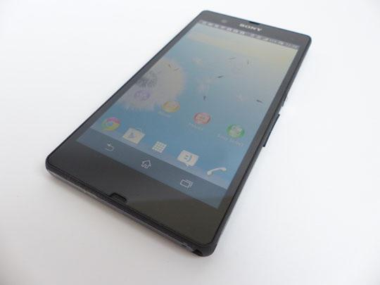 lub muszli klozetowej. Obudowa Xperii Z nie jest przesadnie lekka, bo telefon waży 146 g. Należy jednak pamiętać, że jest to smartfon z ekranem 5 cali, a więc jednym z największych na rynku.