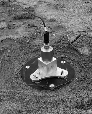 a b Rys. 2. Aparatura badawcza: a układ pomiarowy typu LAN-XI firmy Brüel&Kjær, b lekka płyta dynamiczna typu ZFG-01 Fig. 2. Test equipment: a measuring system Brüel&Kjær LAN-XI type, b light falling weight deflectometer ZFG-01 type Rys.