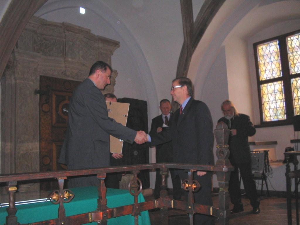 Odbieram z rąk Prezydenta Wrocławia Rafała Dutkiewicza