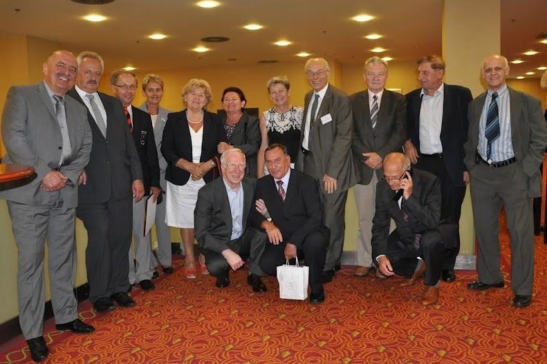 Zbiorowe zdjęcie w czasie przerwy w akademii