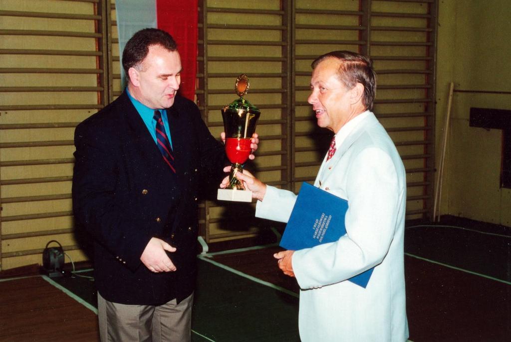 Pan Waldemar Biskup w imieniu Marszałka Województwa wręcza