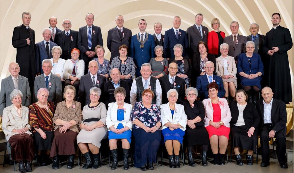 JUBILEUSZE POŻYCIA MAŁŻEŃSKIEGO W GMINIE GILOWICE Wyjątkowy jubileusz 50-lecia zawarcia związku małżeńskiego świętowało 17 par z terenu gminy, natomiast po raz pierwszy uhonorowano również 5 par,