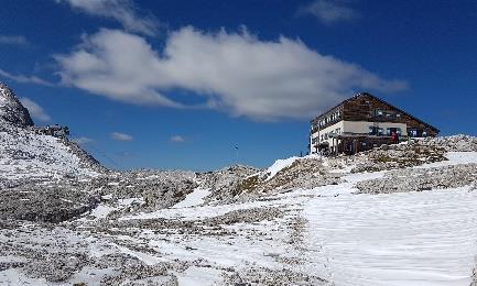 Trasa piesza w Dolomitach w Grupie Pala di San Martino. Wjazd wyciągiem pod Rosettę, po czym trasa u stóp skalnych ścian Pala di San Martino.