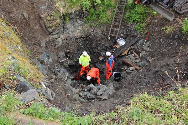 ARCHEOLOG Słowo archeologia oznacza naukę o rzeczach starych.