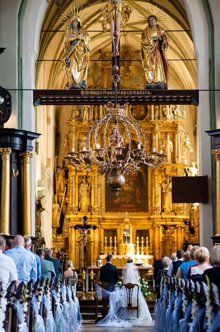 REPORTAŻ MINI (wesele do godz. 21.00) Reportaż fotograficzny obejmujący przygotowania Panny Młodej, błogosławieństwo, ceremonię zaślubin, życzenia, zdjęcia grupowe. Wesele do godz. 21.00 : powitanie, szampan, pierwszy taniec, zabawa weselna i goście, możliwość krótkiej sesji portretowej, ponad 400 starannie przygotowanych zdjęć.