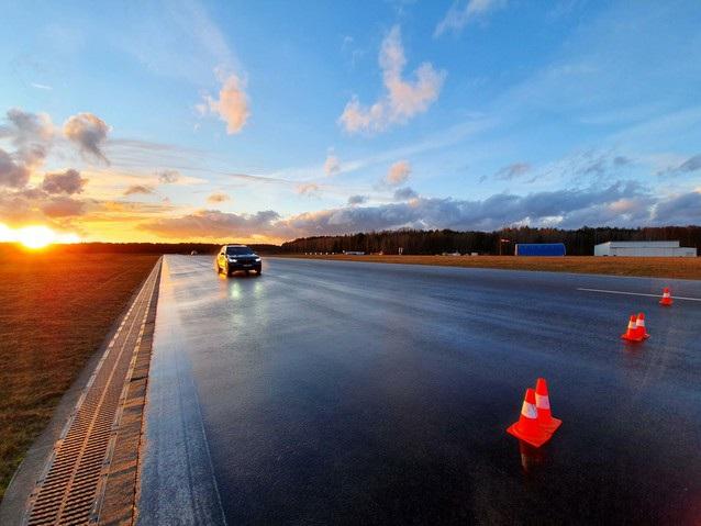 GSMONLINE.PL old Sprawdziliśmy najnowszy system operacyjny BMW 7.0 2019-03-20 właśnie w super mocnej ósemce z 530 KM i w najnowszym X5.