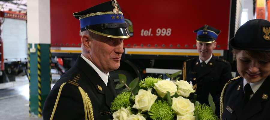 Komendant rozstał się ze strażackim mundurem komendant nie ukrywał swojego wzruszenia. Odchodzący 30 lat służby, w tym 17 na stanowisku komendanta kętrzyńskiej straży pożarnej.
