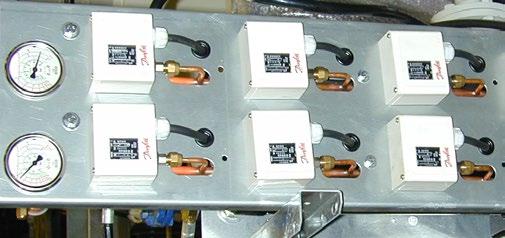 Regulator poziomu oleju z pływakiem i zaworem odcinającym na każdej sprężarce SH oraz zaworem elektronicznym na sprężarkach Scroll. Zawór odgazowujący.