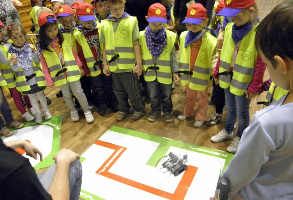 Warsztaty robotyki to nowatorskie zajęcia edukacyjne dla dzieci w wieku od 7 do 15 lat umożliwiające rozwój ich zainteresowań w dziedzinie nauk ścisłych.