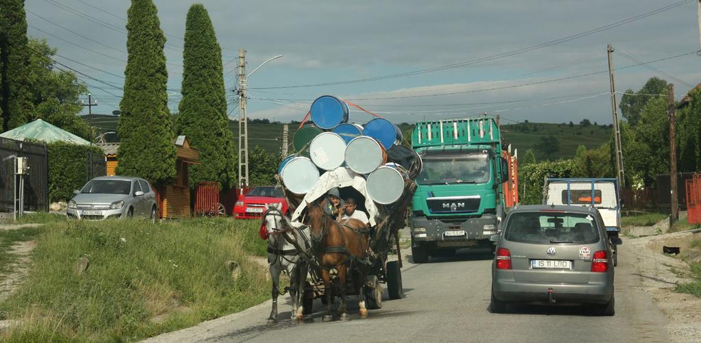ATRAKCJE off-roadowa jazda przez Rumunię nocleg na termach w Sarospatak zwiedzanie wesołego cmentarza nocleg na urwisku nad Sapantą nocleg nad górskim jeziorkiem Vinderel przejazd kolejką parową