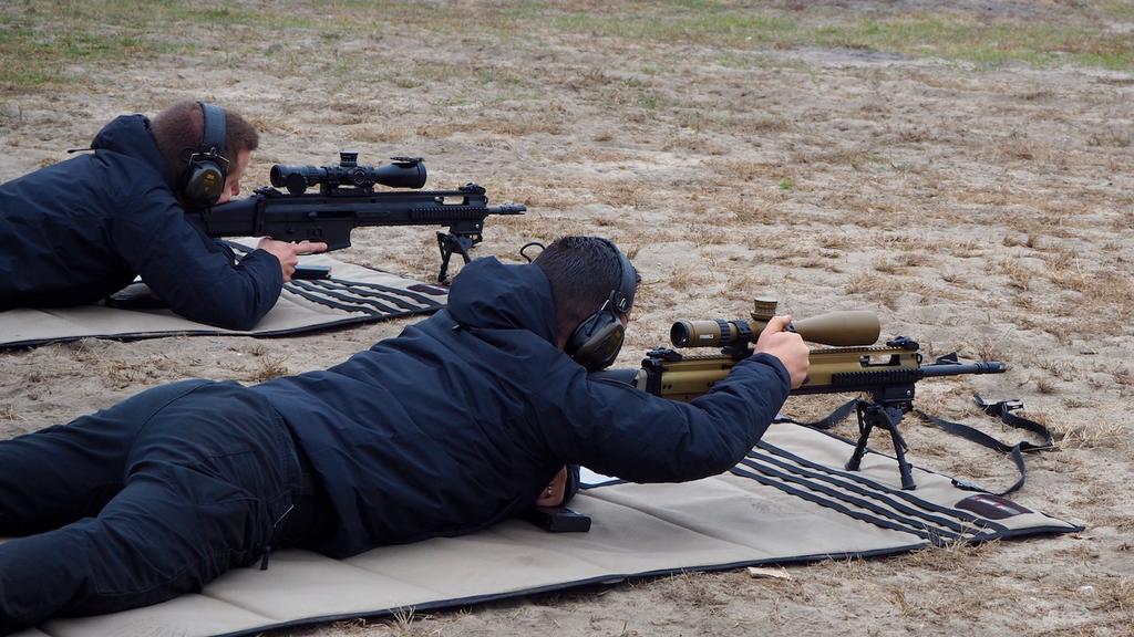 Dwa warianty FN SCAR_PR: Dalej wersja z 16" lufą i klasyczną kolba, bliżej z kolbą "wyborową" i lufą 20". Fot. J.