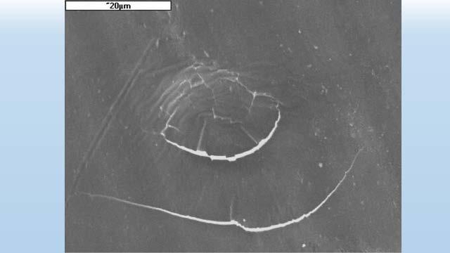 mikrokrystalicznych oraz szczelin o szerokości do 3-4 µm. SEM. Fot.