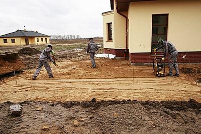 jeden dzień, jest tańszy od tradycyjnego montażu płytek ceramicznych. Nie wymaga bowiem betonowej wylewki, ani użycia specjalistycznych drogich klejów i fug.