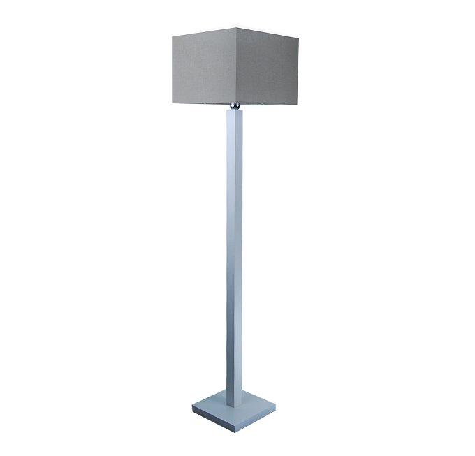 (33) LAMPA STOJĄCA 35 x 35 x 50H cm Wymiar podstawy: 25 x 25 cm Materiał podstawy: lite drewno Wymiary abażura: 35 x 35 x 26H cm Materiał abażura: Płótno Kolor abażura: CAPPUCCINO Maksymalna moc
