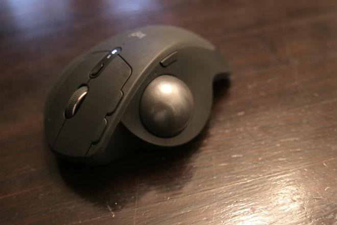 Podsumowanie Logitech MX Ergo to świetny sprzęt pokazujący, że trackballe jeszcze nie powinny znaleźć się na śmietniku technologicznej historii - co więcej, dzięki takim urządzeniom zdecydowanie