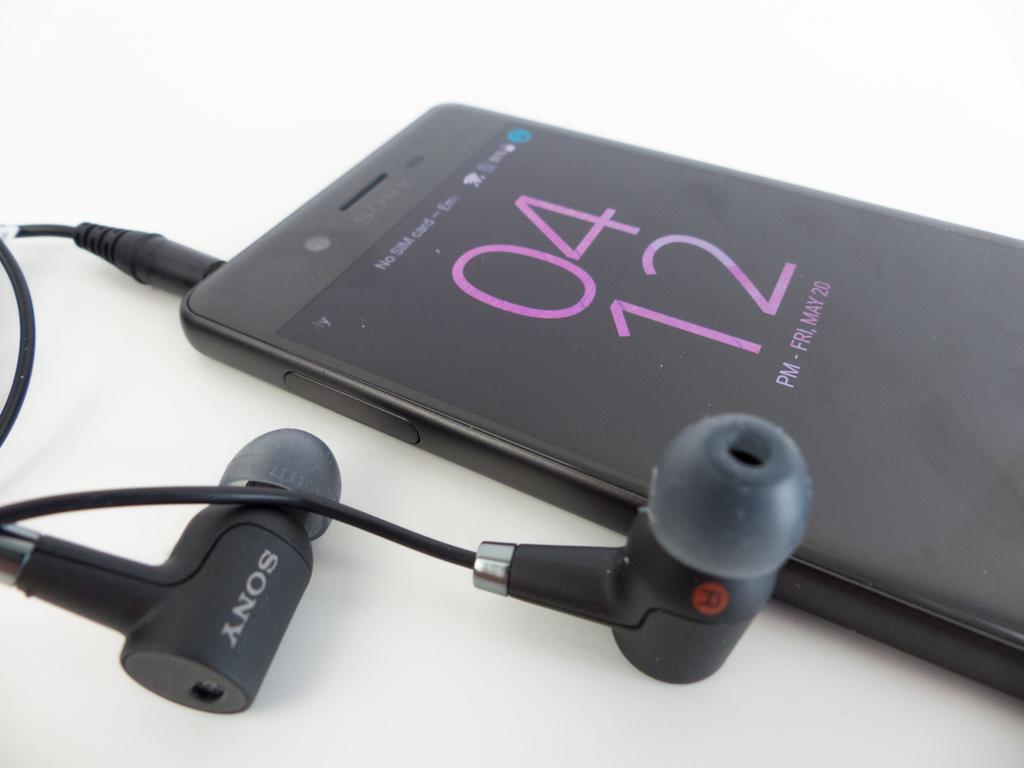 Budowa - 5 Sony Xperia X w swojej stylistyce bazuje na podobnym schemacie co seria Z. Telefon jest prostokątny, płaski, z płaskimi bocznymi krawędziami.