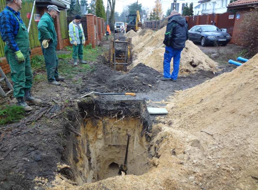 Technologie bezwykopowe W wyjątkowych przypadkach braku dostępności technologii bezwykopowej możliwe jest wykonanie przecisku ręcznie - metoda ta pozwala na zachowanie korzeni, a przez to żywotności