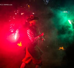 dedykowane sztuce fireshow, scenografia, unikatowe efekty specjalne, efekty świetlne, dodatek: logoshow - bezpośrednio podczas tańca artystów