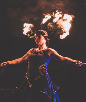 Indigo Show Pokaz, w którym połączenie koloru niebieskiego z barwami płomieni zadziała na zmysły i pozwoli widzom oderwać się od rzeczywistości.