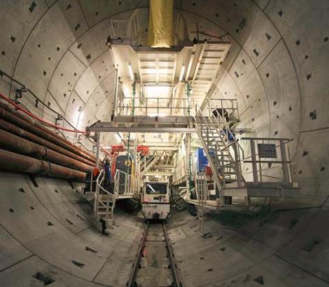 Elementy prefabrykowane w drogownictwie Obudowy tuneli - tubingi Połączone ze sobą tubingi tworzą pierścień, stanowiący ścianę tunelu.