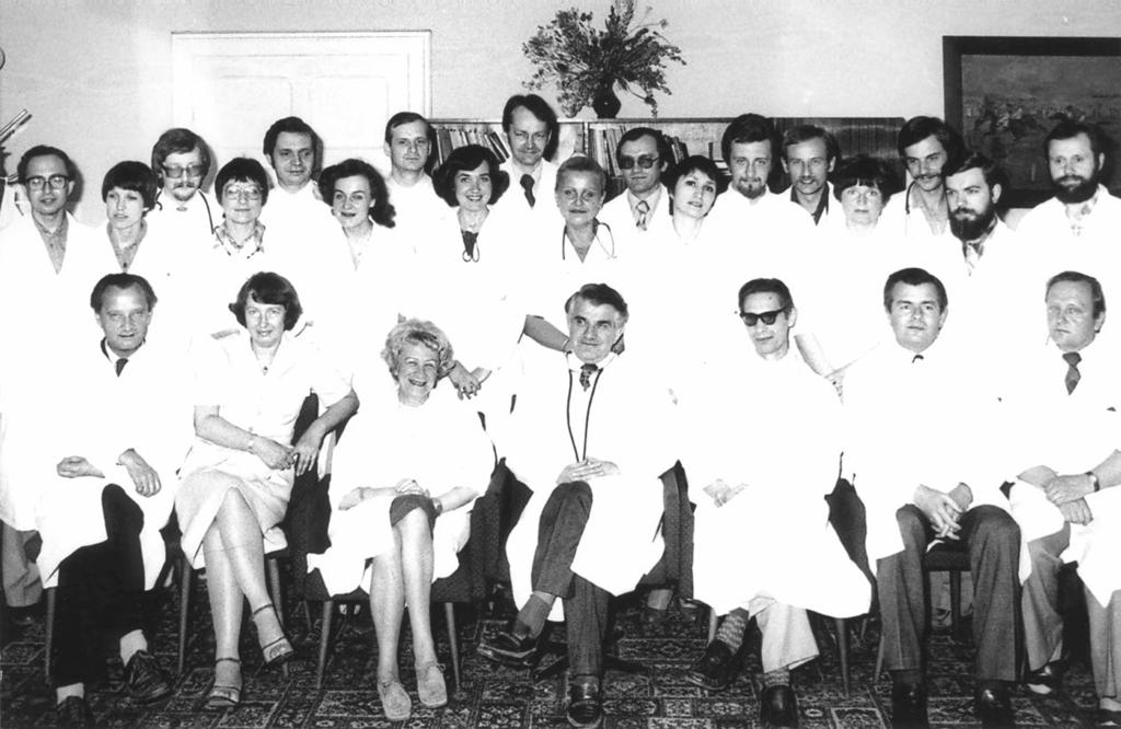 Rycina 5. Zespół Kliniki Nefrologii. W środku siedzi prof. Zenon Szewczyk, kierownik Kliniki. Trzeci od prawej siedzi Prof. Tomasz Szepietowski (ze zbiorów Janusza Ostrowskiego) Rycina 6.