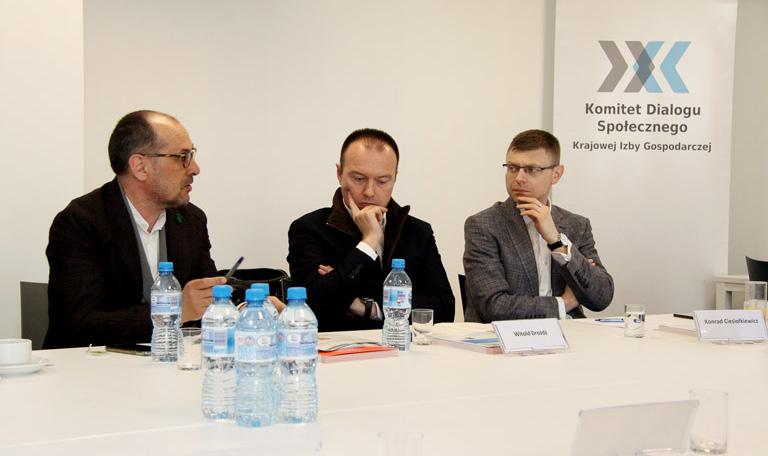 dialogu konsumenckiego KDS KIG, członek zarządu Orange Polska, Anna Bogrycewicz naczelnik Wydziału w Departamencie Ochrony Interesów Konsumentów UOKiK, Kamil Pluskwa-Dąbrowski prezes Federacji