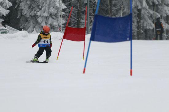 Temperatury ujemne i śnieg sprzyjały zimowemu szaleństwu. W sobotę, po pysznym śniadaniu, wszyscy spotkali się na stoku, gdzie czekała już przygotowana trasa zjazdowa oraz towarzyszące atrakcje.