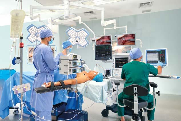 0 PM-7000 W pełni zintegrowana platforma Podwójny wyświetlacz Dodatkowy ekran powielający lub osobno konfigurowany umożliwia anestezjologowi i chirurgowi bezkonfliktowy wgląd w istotne dla nich