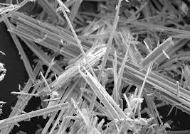 Azbest: niebezpieczne włókna AZBEST to ogólna nazwa minerałów włóknistych z grupy serpentynów i amfiboli. Nazwa ta wywodzi się od greckiego słowa asbestos i oznacza niewygasający lub niezniszczalny.