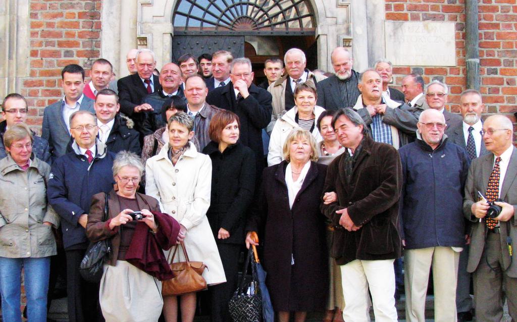JUBILEUSZE KLUBOWE. FOT. NA LEWO: 00 ROK SPOTKANIE Z OKAZJI LECIA KLUBU. FOT. W TLE: 00 ROK PRZED RATUSZEM Z OKAZJI 0 LECIA.