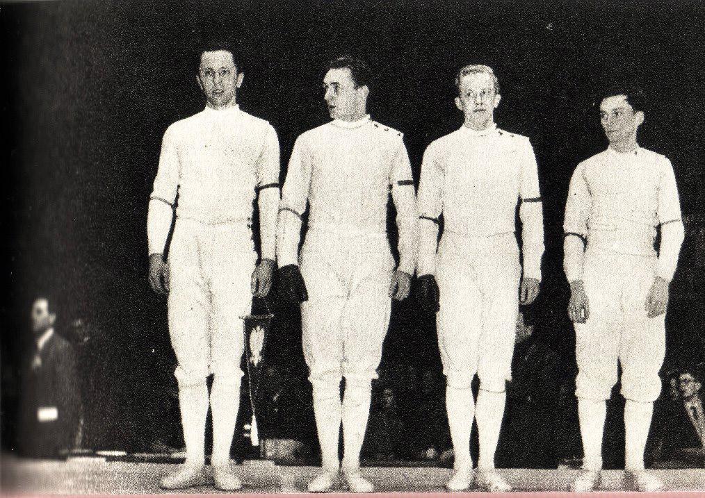MAREK KUSZEWSKI najlepszy szermierz w historii klubu IGRZYSKA OLIMPIJSKIE MELBOURNE R. DRUGI Z PRAWEJ ZDOBYWA. DRUZYNOWO SREBRNY MEDAL. IGRZYSKA OLIMPIJSKIE RZYM. 0 R.