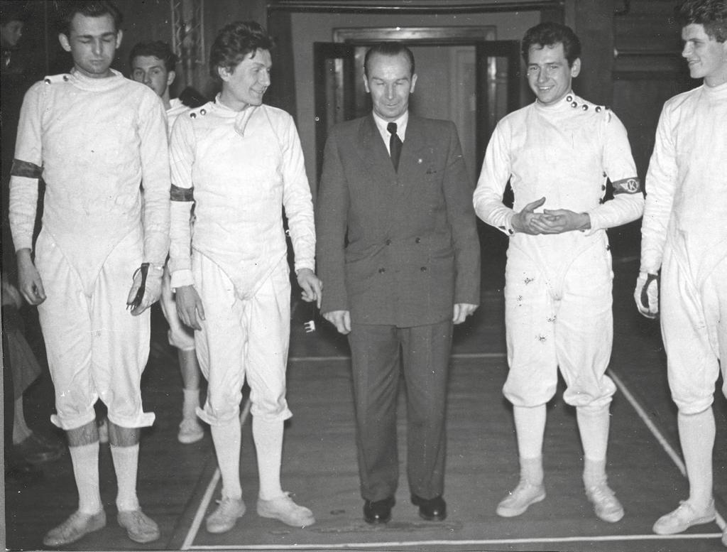 PIERWSI ZLOCI MEDALISCI MISTRZOSTW POLSKI SENIORÓW W HISTORII KLUBU. MARZEC FOT. W. TLE: R. TRENER W. KULECZKO Z DRUZYNOWYMI MISTRZAMI POLSKI W SZPADZIE (M.GLOWACKI, J.KLOSOWICZ, TRENER, J.