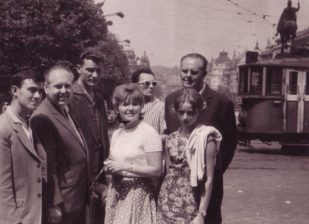 EKIPY KOLEJARZA ZA GRANICA R. NASI W BELGRADZIE. PRAGA R. R.WALKOWIAK, PREZES E.PUSSAK, L.SKRZETUSKI, O.WALEWSKASIEKIERKA, J.DABROWSKI, M.LUDWIN I Z.SWIATOWY W DRODZE POWROTNEJ Z WEGIER.