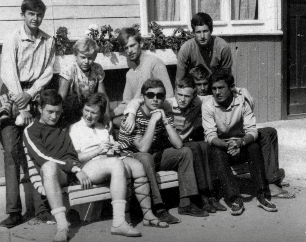 OBOZY KLUBOWE W OSNIE LUBUSKIM R. W KOLOBRZEGU R. PRZED STOLÓWKA OSRODKA WCZASOWEGO PKP. PO KILKUNASTU LATACH W KOLOBRZEGU R.