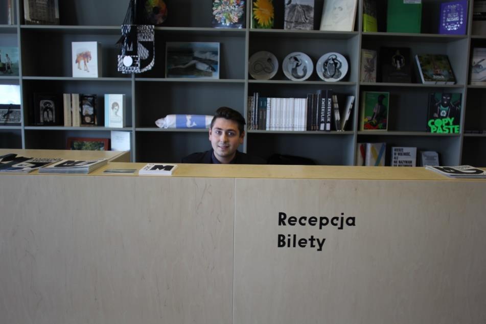 Recepcja Recepcja Muzeum znajduje się po lewej stronie sali przy długim drewnianym biurku. Pracownik recepcji chętnie Ci pomoże i odpowie na Twoje pytania. Tutaj możesz pobrać kluczyk do szafki.