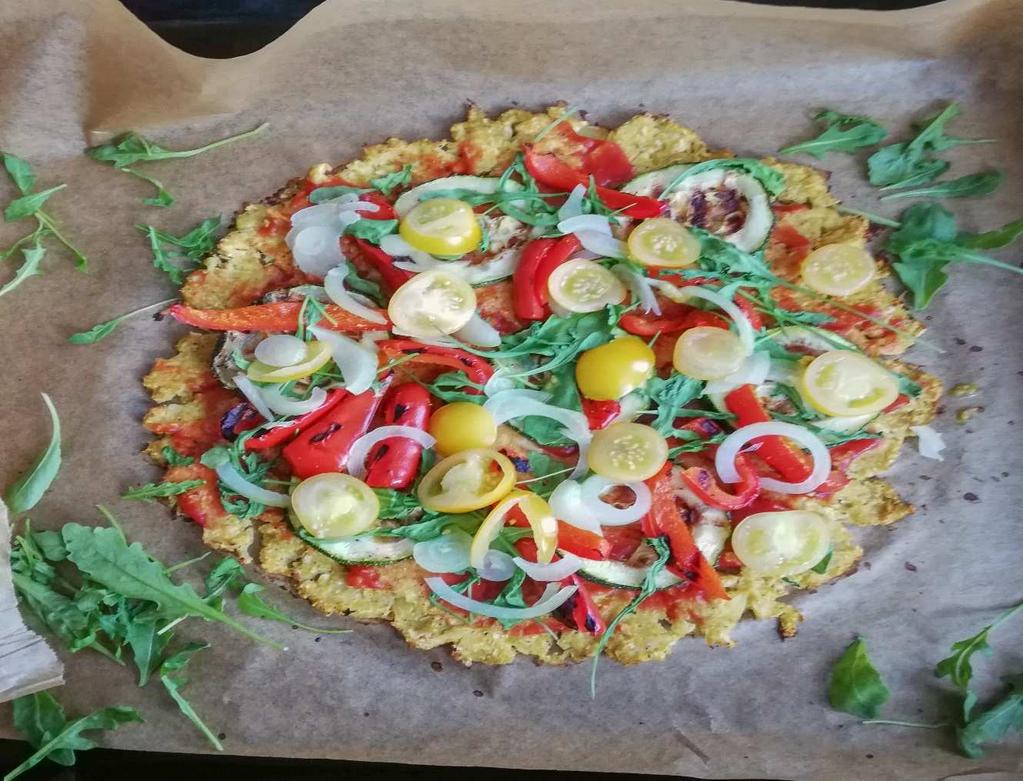 Post Dąbrowskiej przepisy wg Inspirującej XL-ki Pizza z kalafiora 300 g kalafiora mała czerwona cebula pasatta pomidorowa 1 ząbki czosnku kilka plastrów cukinii 1/2 czerwonej papryki pomidorki