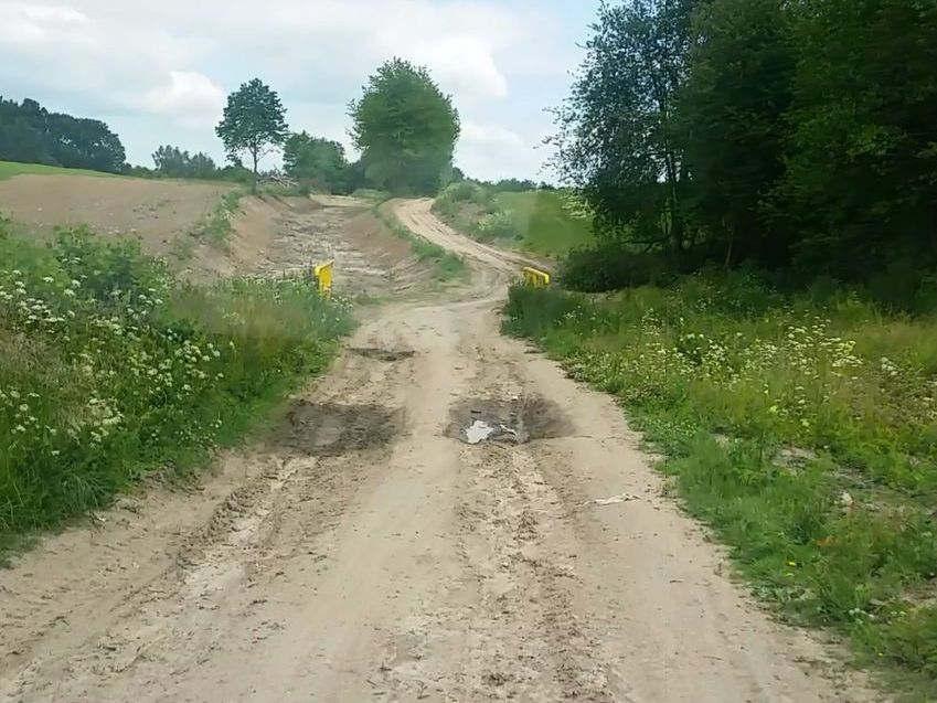 zdjęcie 3 zdjęcie 4 Celem niniejszego opracowania jest: Poprawa stanu technicznego jezdni uzyskanie normatywnych spadków poprzecznych, Poprawa i unormowanie odwodnienia jezdni.