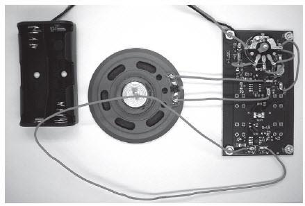 Analogowy sygnał wyjściowy układu radiowego jest kierowany przez regulator głośności do wzmacniacza mocy MC43119.