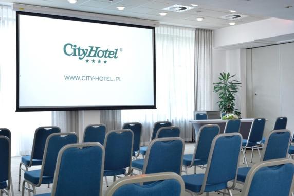 Na powierzchni ponad 850 ² oddajey do dyspozycji 6 sal konferencyjno - bankietowych, które uożliwiają elastyczną aranżację przestrzeni, adekwatnie do liczby uczestników oraz rodzaju spotkania.