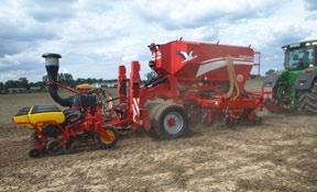 PO STRONIE PLANTATORA zowania nasion, w tym napędzana eklektycznie nowa tarcza wysiewająca, która zamiast otworów posiada otwarte na zewnątrz łukowe żłobki oraz podwojona częstotliwość wysiewu
