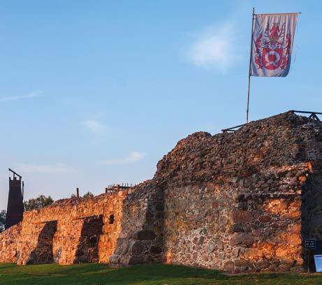 Położone u podnóża ruin XIV-wiecznego zamku diabła weneckiego Muzeum Kolei Wąskotorowej, to największy w Europie skansen zabytkowych parowozów (jest ich aż 17, a najstarszy pochodzi z 1899 roku) i