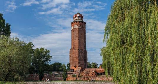 Brodnica wyróżnia się trójkątnym rynkiem i 54-metrową wieżą, będącą pozostałością krzyżackiego zamku. Piwnice średniowiecznej warowni pełnią dziś funkcje muzeum.