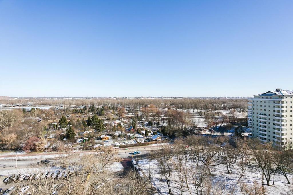 najmniejsza dzielnica Warszawy - 8,3 km² powierzchni i zamieszkuje ją niespełna 50 tys. mieszkańców.