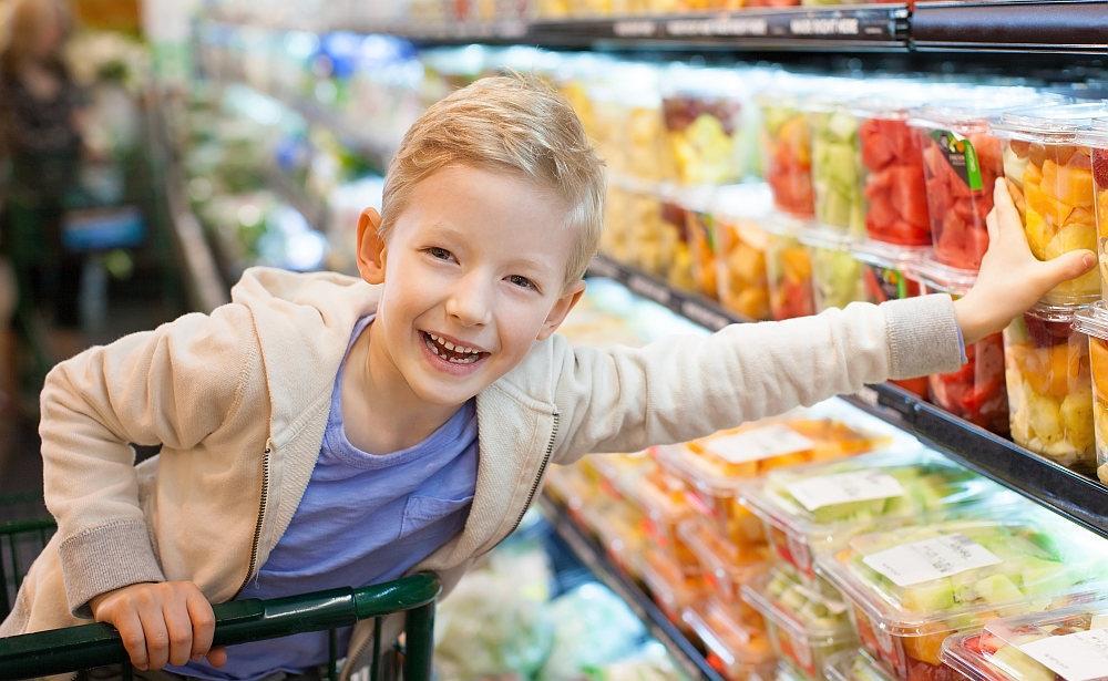 Rodzic kupuje a dziecko decyduje Najczęściej za usługę/produkt płaci rodzic, a nie dziecko, bo wedle prawa nie można zawrzeć umowy kupna-sprzedaży z osobą, która