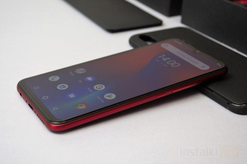 Wyświetlacz nieco odstaje od obudowy i oddzielony jest czarną ramką jednak nie jest to aż tak widoczne jak w niektórych smartfonach Xiaomi, jak np. Redmi Note 5.