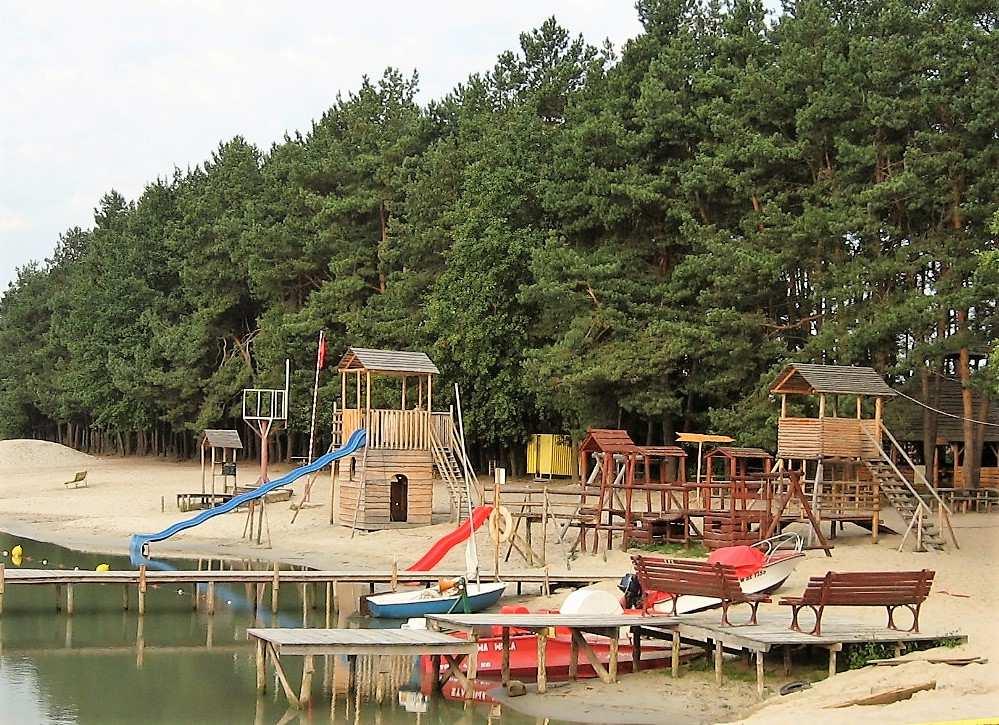 Na suchym placu zaba zamontoano statek piracki, huśtaki, zjeżdżalnię, karuzelę, a na odnym placu zaba gejzery, fontanny.