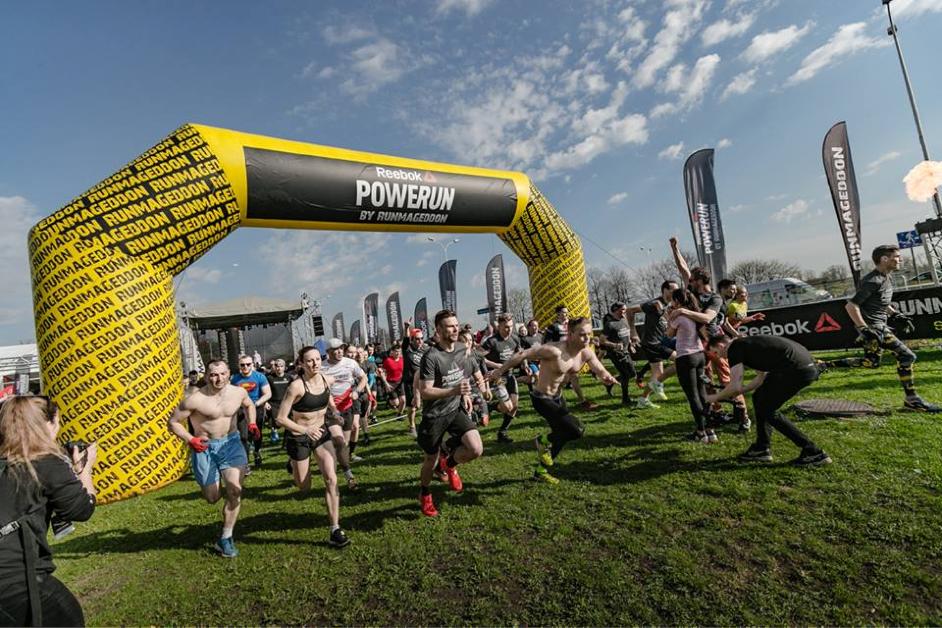 Warszawa, 17.04.2018 r. Pobiegł Reebok POWERUN by Runmageddon czyli pierwszy bieg po mieście z przeszkodami! Blisko 1500 uczestników, 10-kilometrowy dystans, 10 przeszkód i emocje sięgające zenitu!