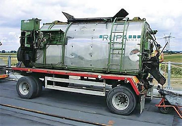 Zadanie 34. Na rysunku przedstawiono kocioł transportowy do przewozu mieszanki cementowo-emulsyjnej. mastyksu grysowego. asfaltu porowatego. asfaltu lanego. Zadanie 35.